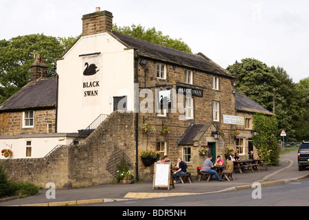 UK, Derbyshire, Ashover village, Black Swan Pub 1740 Stock Photo