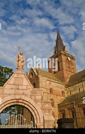 dh St Magnus cathedral KIRKWALL ORKNEY Kirkwall war memorial and cathedral clocktower