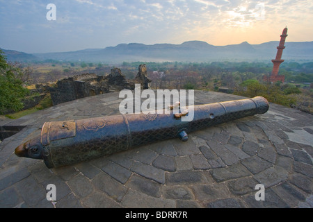 Cannon and Chand Minar inside Davagiri Fort in Daulatabad near Aurangabad India Stock Photo