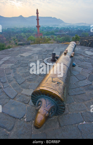 Cannon and Chand Minar inside Davagiri Fort in Daulatabad near Aurangabad India Stock Photo