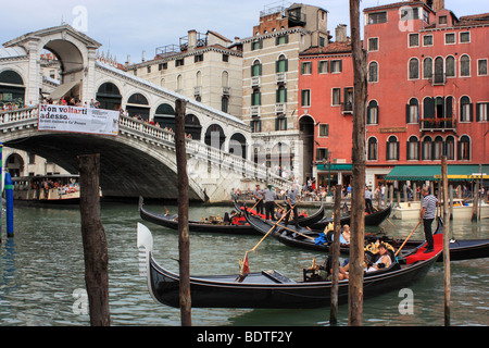 Gondolas in front of Ponte di Rialto (Rialto Bridge), Grand Canal, Venice Stock Photo