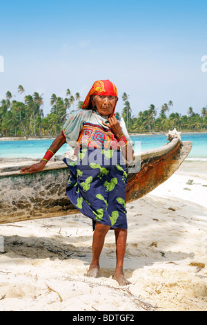 Panama, Comarca de kuna central latin america, San Blas, indian woman in traditional clothes at tropical paradise island beach Stock Photo