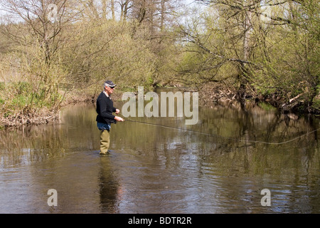 Mann beim Fliegenfischen, Vulkaneifel, Rheinland-Pfalz, Deutschland, man is fly-fishing, germany Stock Photo