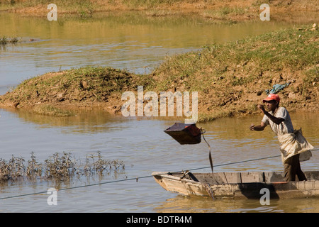 Flussarbeiter bei Antananarivo, Madagaskar, Afrika, river, worker, river workers, Madagascar, Africa Stock Photo