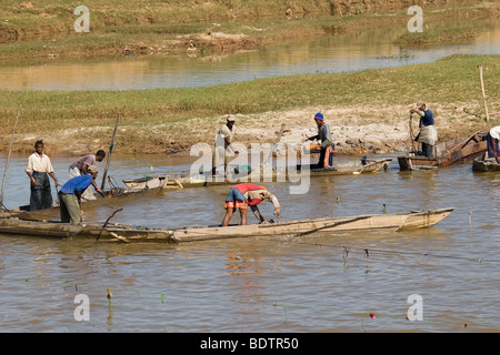 Flussarbeiter bei Antananarivo, Madagaskar, Afrika, river, worker, river workers, Madagascar, Africa Stock Photo