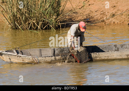 Flussarbeiter bei Antananarivo, Madagaskar, Afrika, river, worker, river workers, Madagascar, Africa Stock Photo