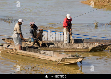 Flussarbeiter bei Antananarivo, Madagaskar, Afrika, river, worker, river workers, Madagascar, Africa Stock Photo