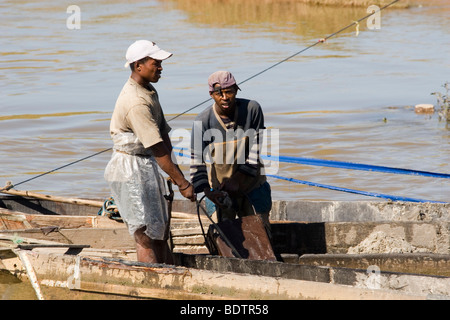 Flussarbeiter bei Antananarivo, Madagaskar, Afrika, river, worker, river workers, Madagascar, Africa Stock Photo