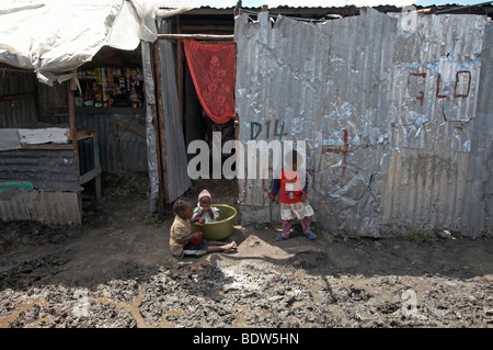 KENYA Children playing in filthy street of Mukuru Ruben, a slum of Nairobi. Photo by Sean Sprague 2007 Stock Photo