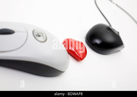 Heart with two computer mice, online dating