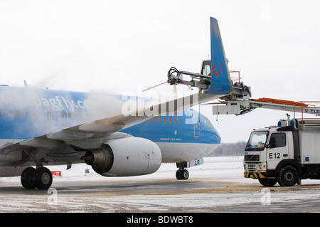 De-icing a plane at Munich Airport Franz Josef Strauss, Munich, Bavaria, Germany, Europe