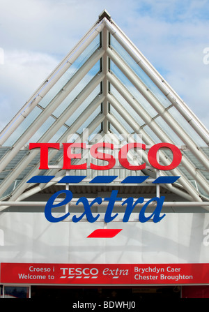 Sign over a Tesco Extra store in North Wales in both Welsh and English Stock Photo