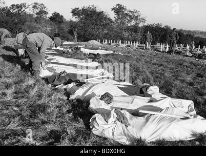 D-DAY CASUALTIES - American dead in body bags await temporary burial on 8 June 1944, a white stake carries their details Stock Photo