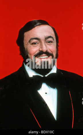 Luciano Pavarotti, an Italian opera singer, with scarf and hat Stock ...