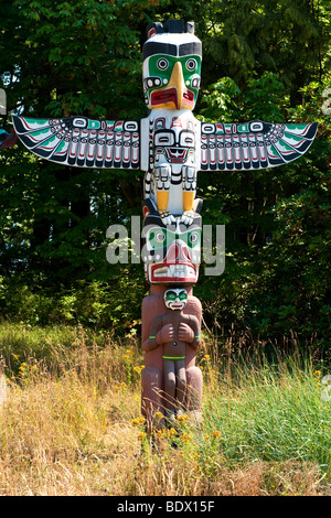 Thunderbird house post totem pole in Stanley Park, Vancouver, BC, Canada.  Original by Charlie James.  Replica by Tony Hunt. Stock Photo