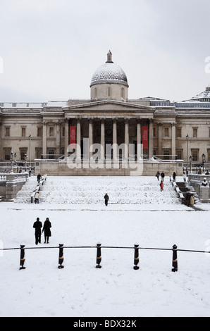 LONDON: TRAFALGAR SQUARE AND NATIONAL GALLERY IN THE SNOW Stock Photo