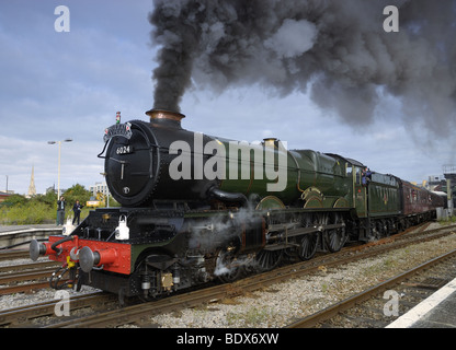 King Edward I, number 6024 leaving Bristol temple Meads railway station Hauling the summer special train 'the Torbay Express' Stock Photo