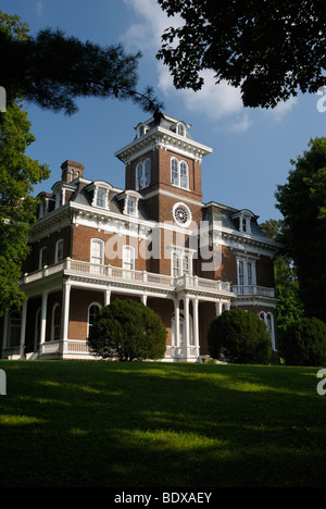 The Glenmore Mansion. A Victorian Antebellum house on a summer day in Jefferson City, Tennessee, USA. Photo by Darrell Young. Stock Photo