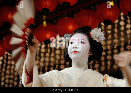 Miyako-Odori, Maiko dance by a Geisha candidate in spring, Gion District, Kyoto, Japan, Asia Stock Photo