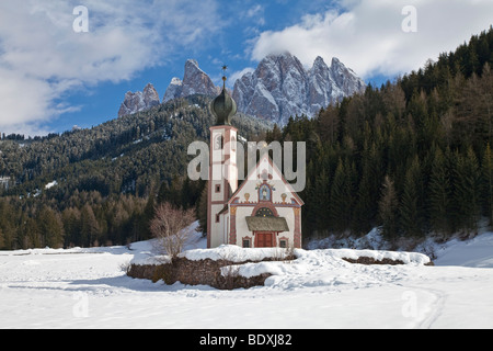 Winter landscape of St Johann Church in Ranui in Villnoss, Val di Funes, Dolomites mountains, Trentino-Alto Adige, Tirol, Italy Stock Photo