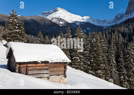 Mountain hut in the winter snow, Puez Odle National Park, Dolomites, South Tirol, Trentino Alto-Adige, Italy Stock Photo