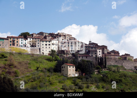 The town of Chiusdino, where the Saint, San Galgano was born Stock Photo