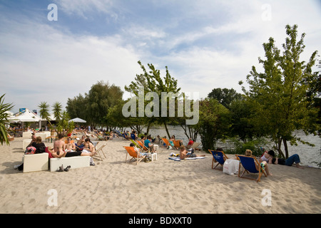 'Strandgut' beach bar at the 'eastern beach' on the banks of the Spree river behind the East Side Gallery in Friedrichshain, Be Stock Photo