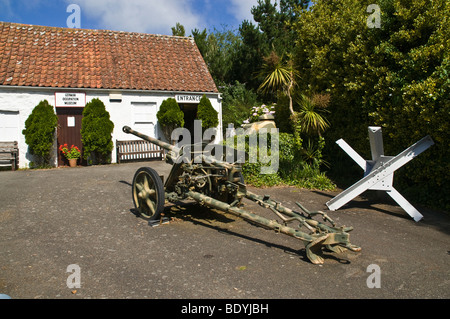dh German Occupation Museum FOREST GUERNSEY German field gun entrance to museum wartime exhibit second world war channel islands military gunnery 2nd Stock Photo