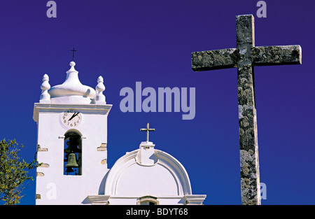 Portugal, Algarve: Parish church Igreja Matriz and medieval cross in Querenza Stock Photo