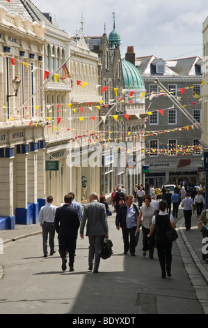 dh La Rue des Forges ST PETER PORT GUERNSEY Shoppers and office workers in Smith Street St Peter Port Stock Photo