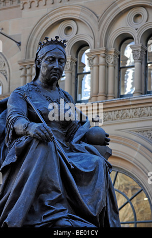 Bronze statue of Queen Victoria in front of the QVB, Queen Victoria Building, shopping centre, Druit Street, Bicentennial Plaza Stock Photo