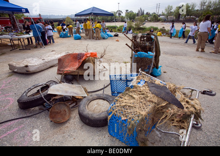 Cleaning up the Los Angeles River at FoLAR's River School Day. Los Angeles, California, USA. Stock Photo