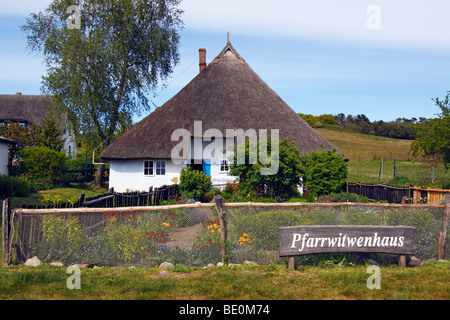 Thatched house, Pfarrwitwenhaus, Gross Zicker, Moenchsgut, Ruegen island, Mecklenburg-Western-Pomerania, Germany, Europe Stock Photo