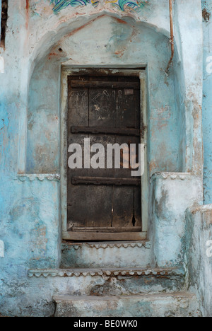 Doorway in blue-painted house, Bundi, Rajasthan, India Stock Photo