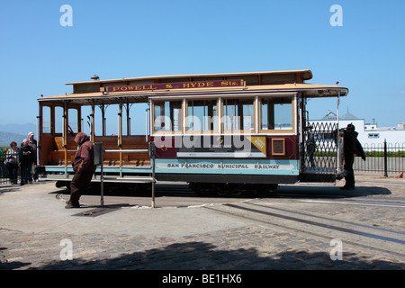 Turning the cablecar at the end of the line at the Friedel Klusman turnaround in San Francisco California USA Stock Photo