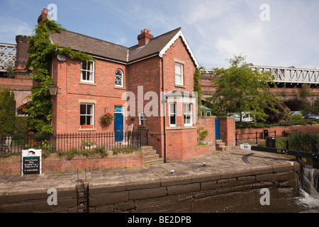 Manchester, England, UK, Europe. Lock Keepers Cottage at Dukes Lock 92 on the Rochdale canal in Castlefield Urban Heritage Park Stock Photo
