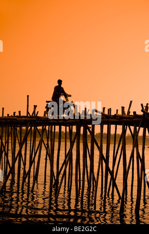 Bamboo bridge across the Mekong River to Koh Pen (island), Kompong Cham, Cambodia Stock Photo