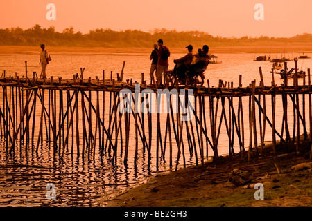 Bamboo bridge across the Mekong River to Koh Pen (island), Kompong Cham, Cambodia Stock Photo