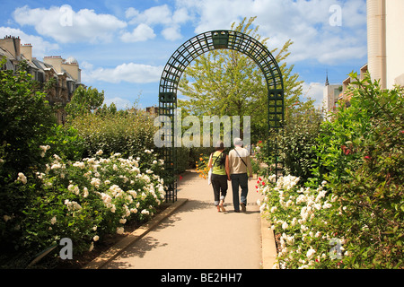 COUPLE WALKING TO THE PROMENADE PLANTEE ON TOP VIADUC DES ARTS Stock Photo