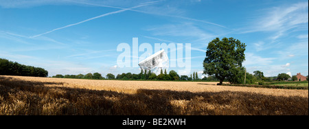 Jodrell Bank Radio Telescope and wheat field, Cheshire, England, UK Stock Photo