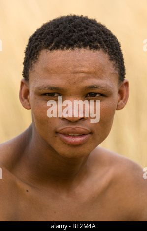 Young Naro bushman (San) man, Central Kalahari, Botswana Stock Photo