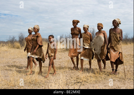 Naro bushman (San) women walking, Central Kalahari, Botswana Stock Photo