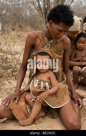 Naro bushman (San) mother with child, Central Kalahari, Botswana Stock Photo