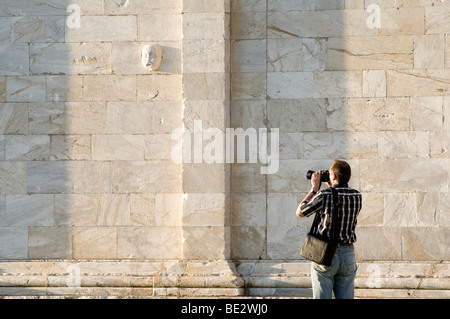 A photographer in Piazza dei Miracoli in Pisa Stock Photo