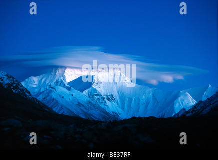 Snow-covered Mount Everest, 8850m, Nepali or Tibetan Sagarmantha Chomolungma, seen from the basecamp from the Tibetan direction Stock Photo