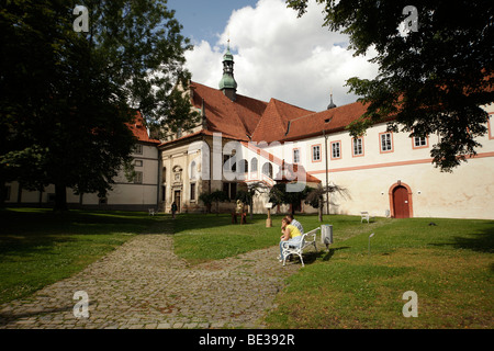 Inner courtyard of the Minorite monastery, Český Krumlov, Czech Republic, Europe Stock Photo