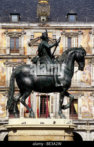 Equestrian statue of Philip II, Felipe II, on the Renaissance square of Plaza Mayor, Madrid, Spain, Europe Stock Photo