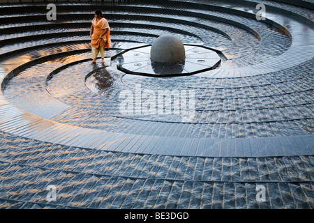 A tourists at the Spiral Fountain in Darling Harbour. Sydney, New South Wales, AUSTRALIA Stock Photo