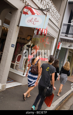 Women browse the fashion boutiques on William Street in Paddington. Sydney, New South Wales, AUSTRALIA Stock Photo
