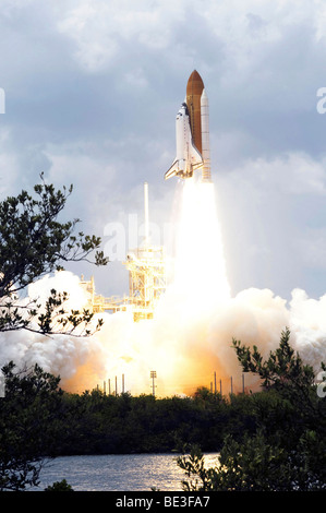Space Shuttle Atlantis lifts off from its launch pad toward Earth orbit. Stock Photo